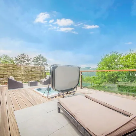 Chalet Le Fruit Du Chene In With Hot Tub And Views Дом отдыха