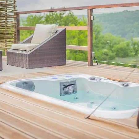 Chalet Le Fruit Du Chene In With Hot Tub And Views Амуар