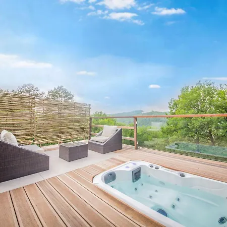 Chalet Le Fruit Du Chene In With Hot Tub And Views Дом отдыха